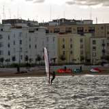 ...l�arenile � frequentato da bagnanti e da giovani sportivi, come i ragazzi che praticano kitesurf  e windsurf
